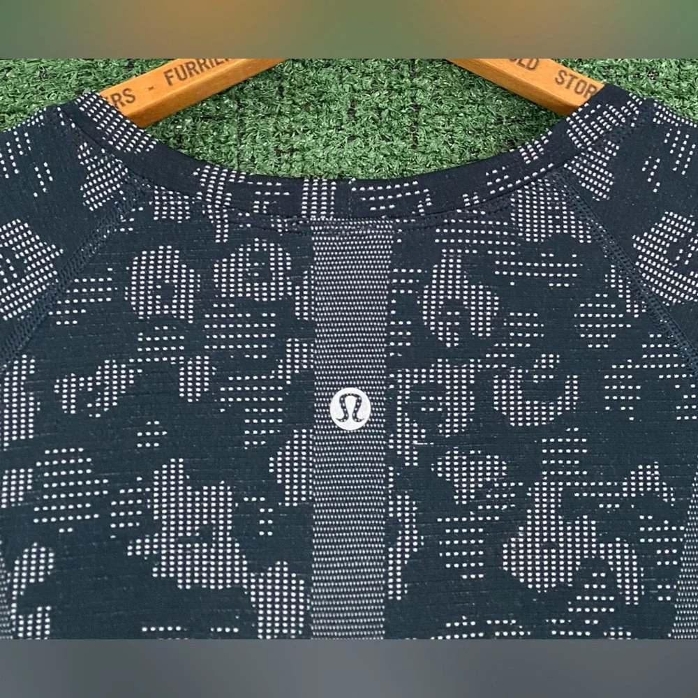 Lululemon Swiftly Tech Navy Blue Dapple Floral Short Sleeve Shirt Women’s SZ 12 - Picture 6 of 6